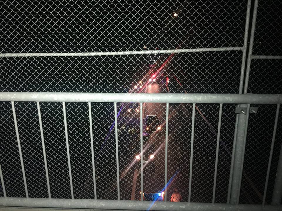 Un tânăr s-a aruncat de pe pod, iar maşinile au trecut peste cadavru. Ce a scris în biletul de adio