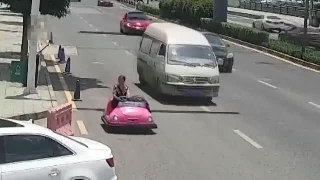 Femeie arestată pentru că a condus pe şosea o maşinuţă din parcul de distracţii