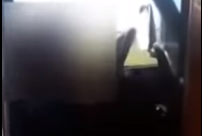 Fetiţă de 6 ani, filmată conducând o camionetă, lângă Arad. "Mi-s singură pe scaun, uită-te"