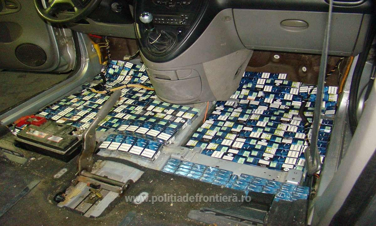 Patru maşini pline de ţigări, oprite la frontieră. Câte pachete ascunseseră contrabandiştii
