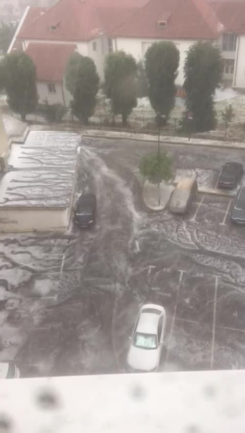 Ploi torențiale și grindină în Brașov: străzile au fost inundate. VIDEO