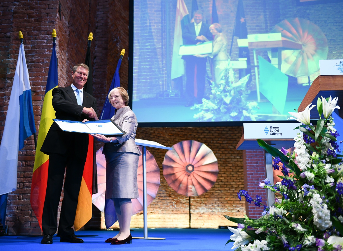 Iohannis a primit premiul Franz Josef Strauss. ”Românii cred cu tărie în proiectul european”