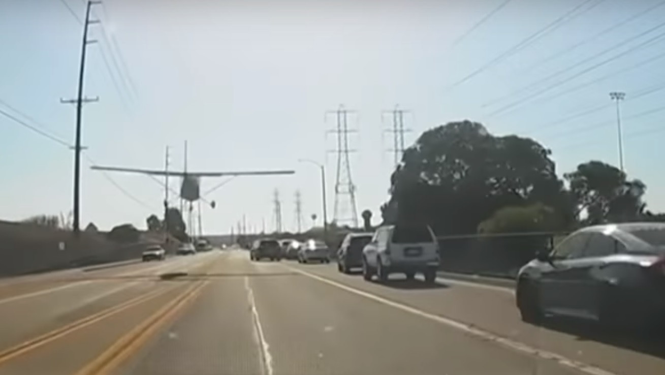 Momentul în care un avion a aterizat, de urgență, pe o stradă aglomerată din Los Angeles. VIDEO