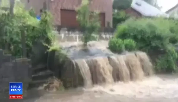 Inundaţii urmate de torente de noroi, în vestul Europei. Într-o secundă apa a trecut de ferestre