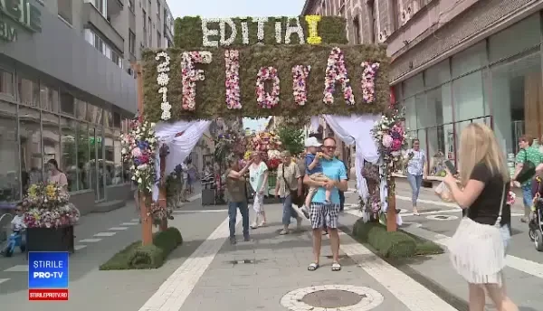 Zeci de mii de flori, expuse pe străzile din Arad