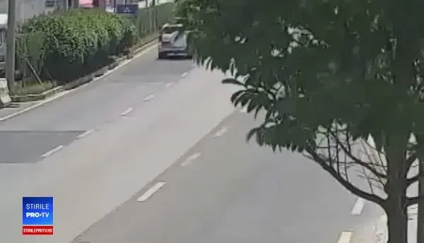 Femeie arestată pentru că a condus pe şosea o maşinuţă din parcul de distracţii