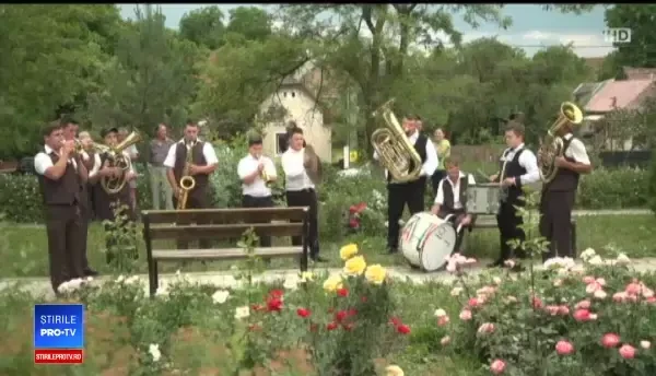 Prințul Charles, întâmpinat în Valea Crișului cu fanfară și rachiu