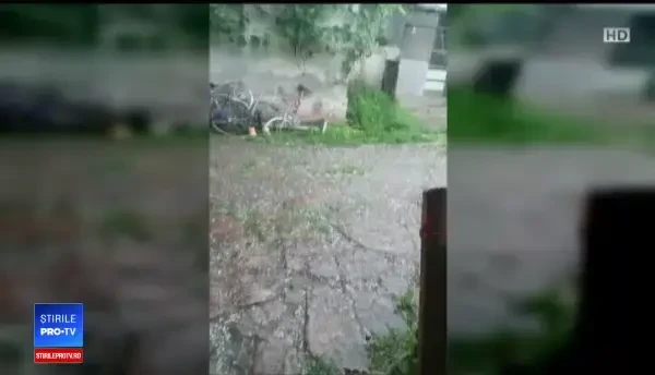 Ploi torențiale și grindină în Brașov: străzile au fost inundate. VIDEO
