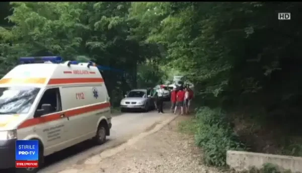 Tragi-comedie în Cluj, ambulanță cu pacient, blocată de muncitorii care asfaltau drumul