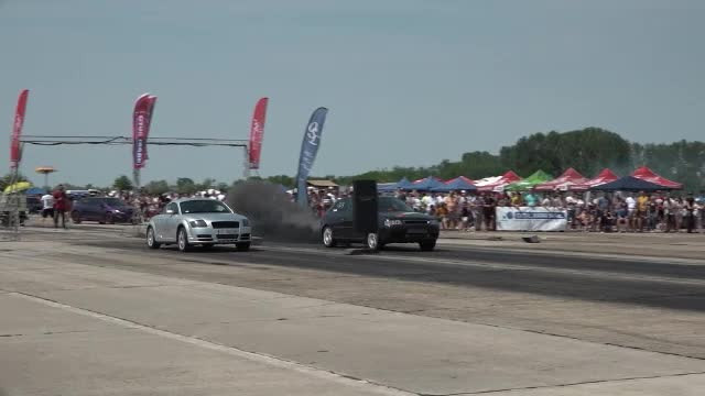 Concurs de maşini tunate, pe un aerodrom din România. "E mai rapid ca orice Ferrari"