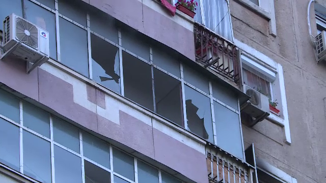 Bărbat din Capitală, salvat de pompieri după ce apartamentul său a luat foc