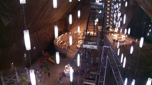 Turiștii străini au vizitat cu mare interes Salina Turda: "Nu am fost niciodată într-o peşteră ca aceasta"