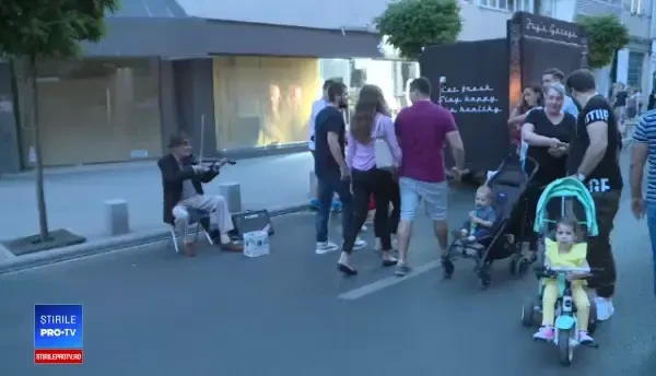 Calea Victoriei a redevenit loc de promenadă, în weekend. Ce surprize îi așteaptă pe copii