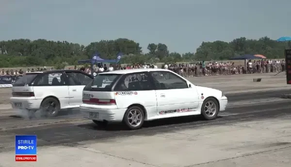 Concurs de maşini tunate, pe un aerodrom din România. E mai rapid ca orice Ferrari