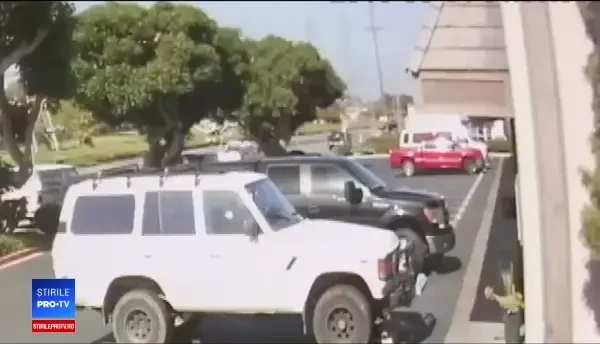 Momentul în care un avion a aterizat, de urgență, pe o stradă aglomerată din Los Angeles.