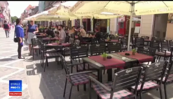 Turiștii, dezamăgiti de viața de noapte din Brașov. Terasele închid la 22 sau iau amendă