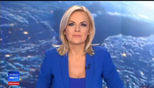 Un pui de căprioară a fost salvat de mama sa din mijlocul unui drum aglomerat