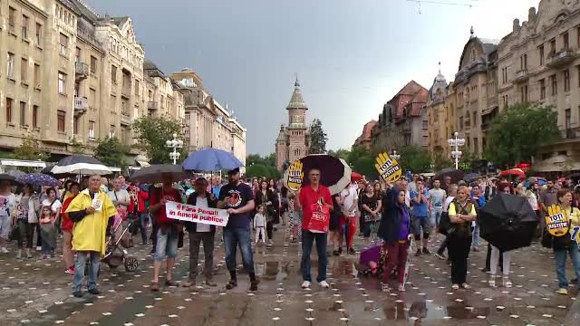 Timişorenii au ieşit în stradă şi au protestat împotriva deciziei CCR, în ciuda ploii