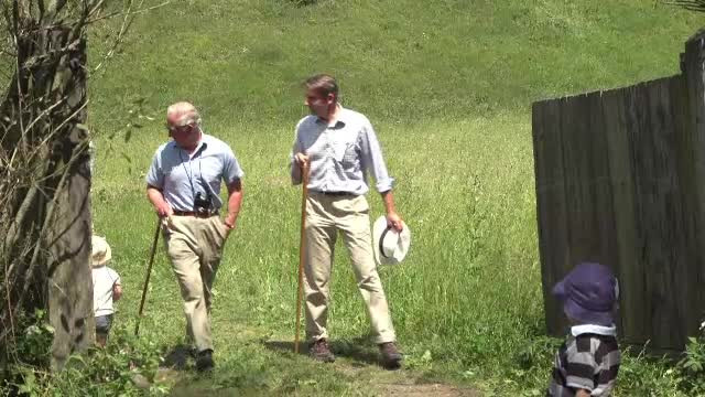 Turiştii care au dat din întâmplare peste prinţul Charles, într-un sat din România