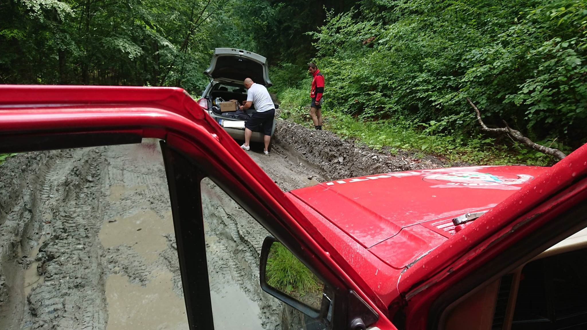 Două maşini cu turişti s-au rătăcit pe Ceahlău, din cauza GPS-ului. Una nu a mai putut ieşi