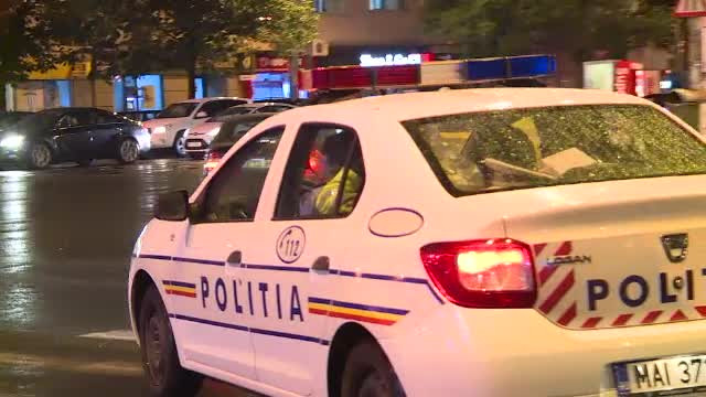 Femeie bătută cu sălbăticie de fiul ei, pe o stradă din Bucureşti