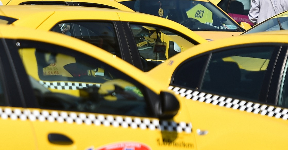 Legea taximetriei, în dezbatere. Aplicațiile Uber și Taxify ar putea fi interzise