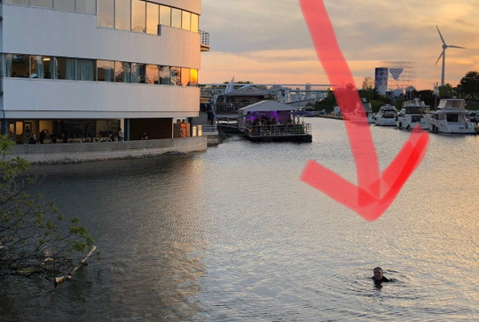 Dat afară de la un concert Slayer, un fan băut a încercat să revină înot. Trupa l-a răsplătit