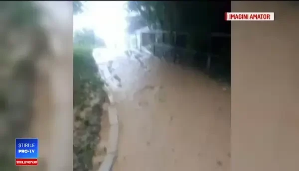 Ploaia a făcut ravagii în Braşov. Torenţii de noroi au acoperit străzile