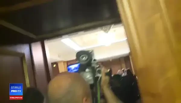 Dragnea s-a enervat din nou din cauza jurnaliștilor care încercau să-i pună întrebări lui Dăncilă