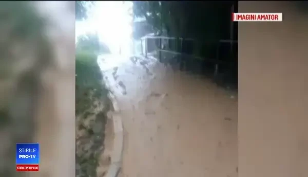 Ploaia a făcut ravagii în Braşov. Torenţii de noroi au acoperit străzile