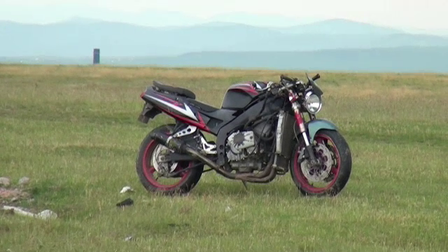 Motociclist, oprit de poliţişti cu focuri de armă, după ce a fugit de ei