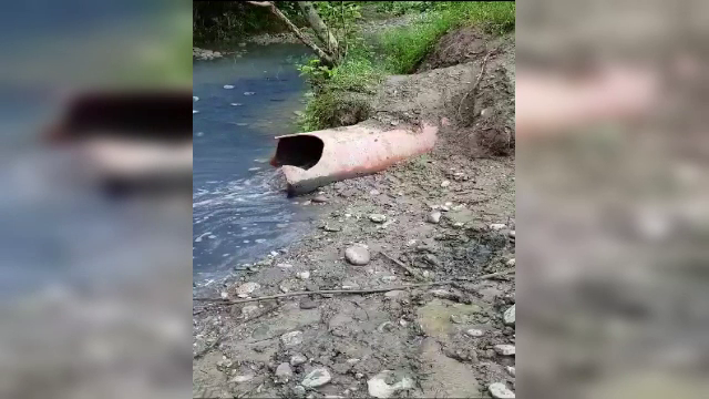 Apa unui râu din Ialomiţa a devenit albastră. Localnicii au alertat autorităţile