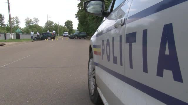 Tânăr din Teleorman, surprins cu un pahar de bere la volanul unei mașini de poliție. FOTO