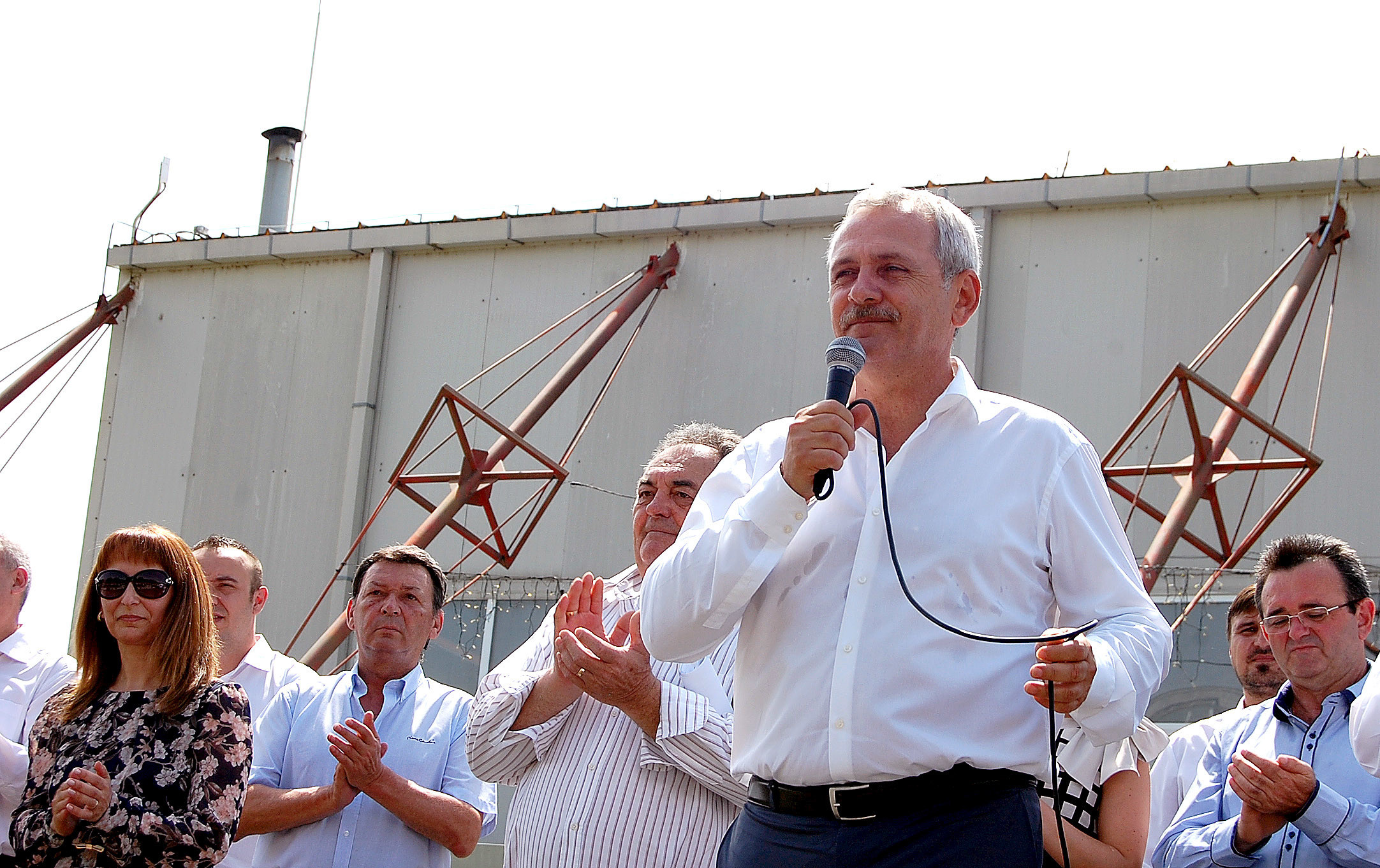 De ce trebuie să se îmbrace în alb social-democraţii la mitingul de sâmbătă