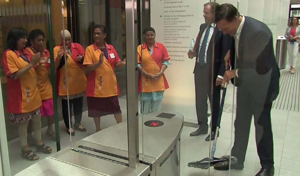 Premierul Olandei a dat cu mopul, după ce și-a scăpat cafeaua pe jos. VIDEO