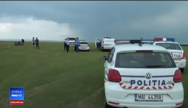 Motociclist, oprit de poliţişti cu focuri de armă, după ce a fugit de ei