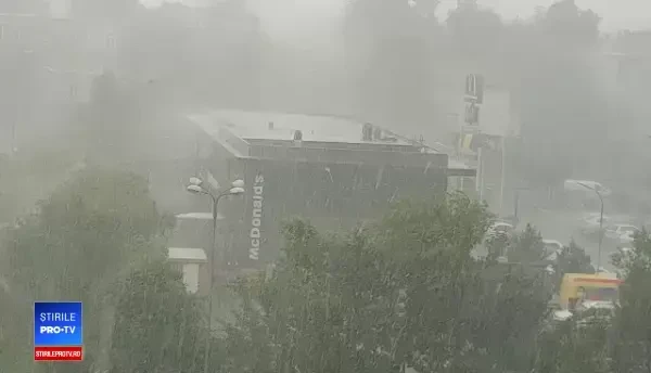 Stradă inundată în Popești-Leordeni după ploaia torențială de luni