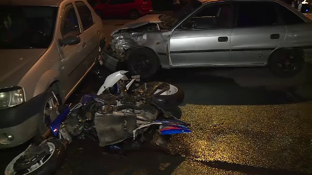 Motociclist, în stare gravă la spital, în urma unui accident. 4 mașini avariate