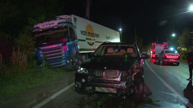 Sute de navete de bere, răsturnate pe DN72, după ce un TIR a intrat pe contrasens