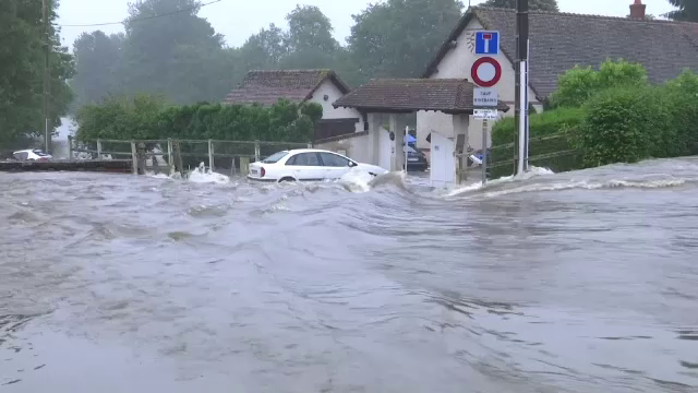 Un bărbat de 57 de ani și-a pierdut viața, în Vâlcea, după ce a fost luat de viitură