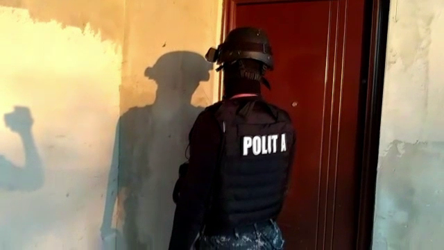 Zece percheziții în Ialomița. Suspecții ar fi furat și canapele