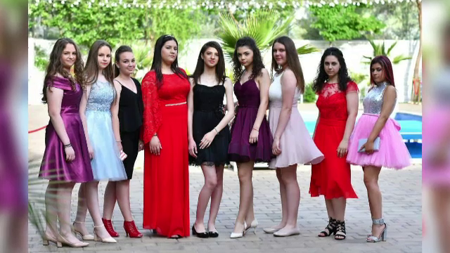 Absolvenții se pregătesc pentru banchet. Suma uriașă dată de o elevă pe o rochie