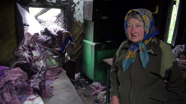 O bătrână din Neamț trăiește, de o lună, printre ruinele locuinței sale: "Nu mă pot despărți de casă"