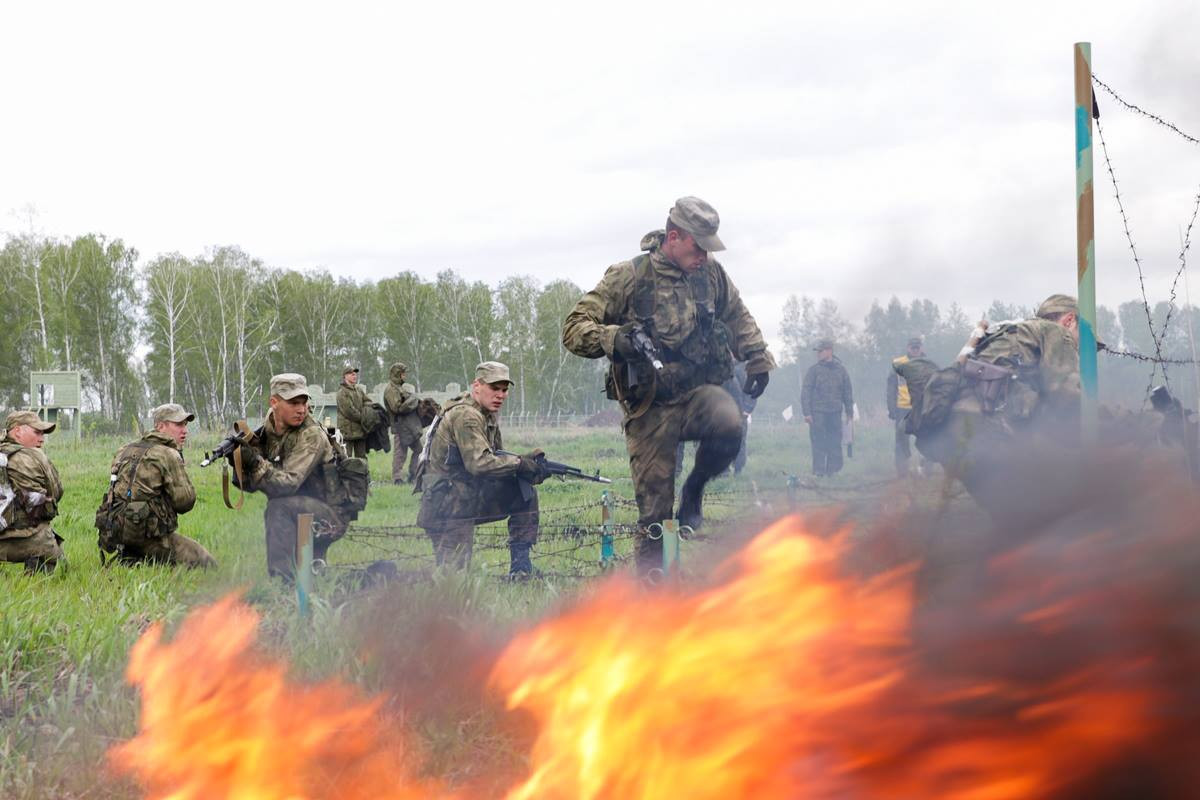 Desfăşurare de forţe ruseşti în Crimeea. Kremlinul testează cele mai noi rachete