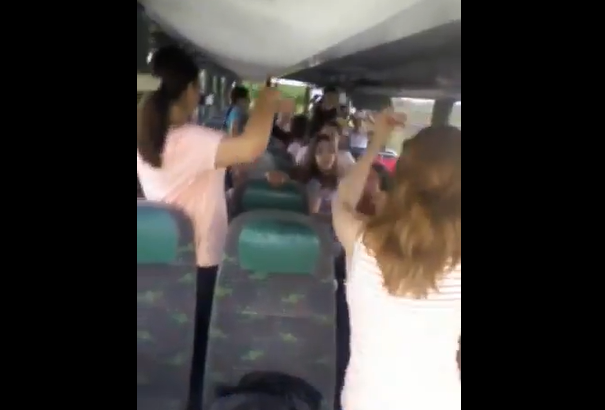 Imagini filmate într-un autocar. Șoferul face live la volan, pasagerii dansează pe manele