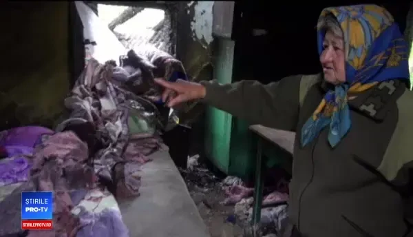 O bătrână din Neamț trăiește, de o lună, printre ruinele locuinței sale:
