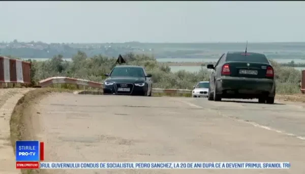 Drumurile care duc către staţiunile de pe Litoral arată ca după război.