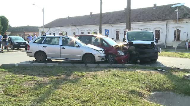 Accident cu 2 maşini şi un microbuz, în Pecica. 7 răniţi, dintre care unul grav