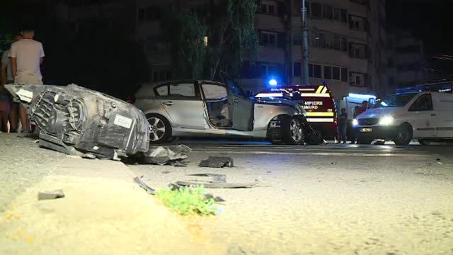 Impact puternic între 2 maşini, în sectorul 3 al Capitalei