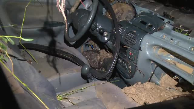 Dezastru în 2 localități: mașini luate de ape și asfalt decopertat